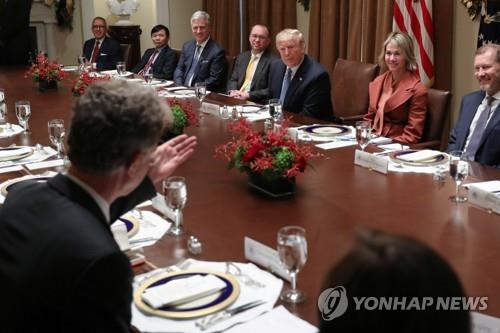 유엔 주재 독일대사 발언 듣고 있는 도널드 트럼프(오른쪽에서 세번째) 미국 대통령