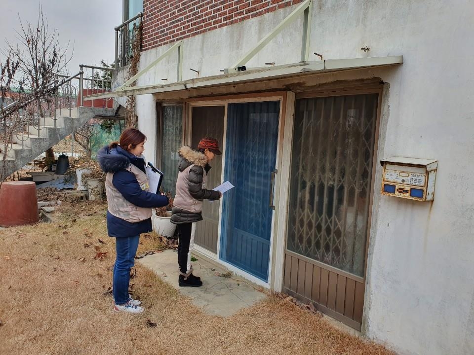 김포 소재 체납자 집을 방문한 체납관리단원들