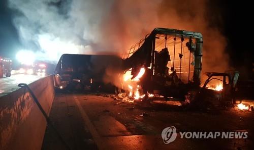 상주-영천고속도로서 다중 추돌사고, 화재도 발생