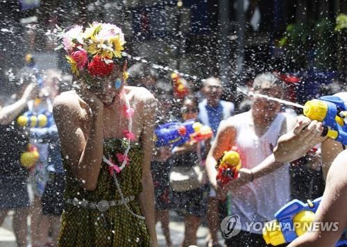 태국 송끄란 기간 물 축제에 참가해 즐거워하는 사람들 모습