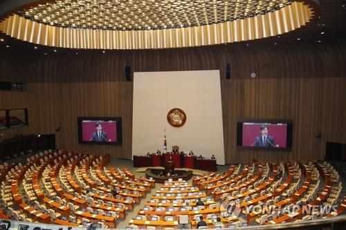 국회는 '필리(?) 크리스마스' (서울=연합뉴스) 진성철 기자 = '공직선거법 개정안'에 대한 '필리버스터'가 사흘째 이어진 크리스마스 휴일인 25일 오후 국회 본회의장에서 더불어민주당 강병원 의원이 선거법 개정에 찬성하는 무제한 토론을 하고 있다. 2019.12.25 zjin@yna.co.kr(끝)