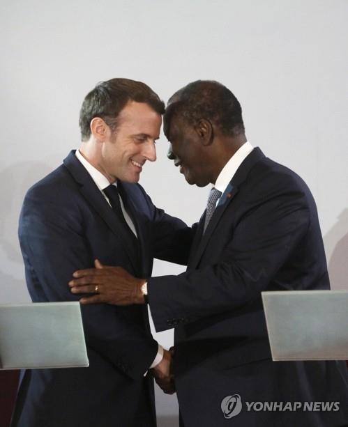 에마뉘엘 마크롱 프랑스 대통령(왼쪽)이 21일 옛 프랑스 식민지인 코트디부아르를 방문해 알라산 와타라 대통령과 악수하고 있다. 그는 이 자리에서 "프랑스의 식민주의는 중대한 과실이었다"고 사과했다. [연합뉴스 자료사진]