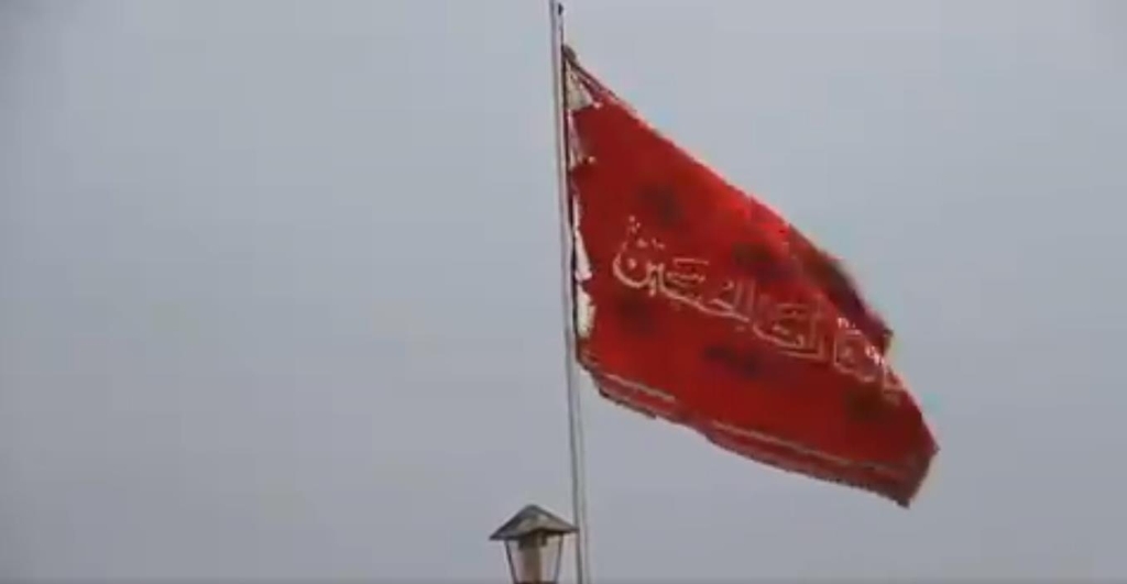 이란 종교도시 곰 잠카란 모스크에 걸린 붉은 깃발