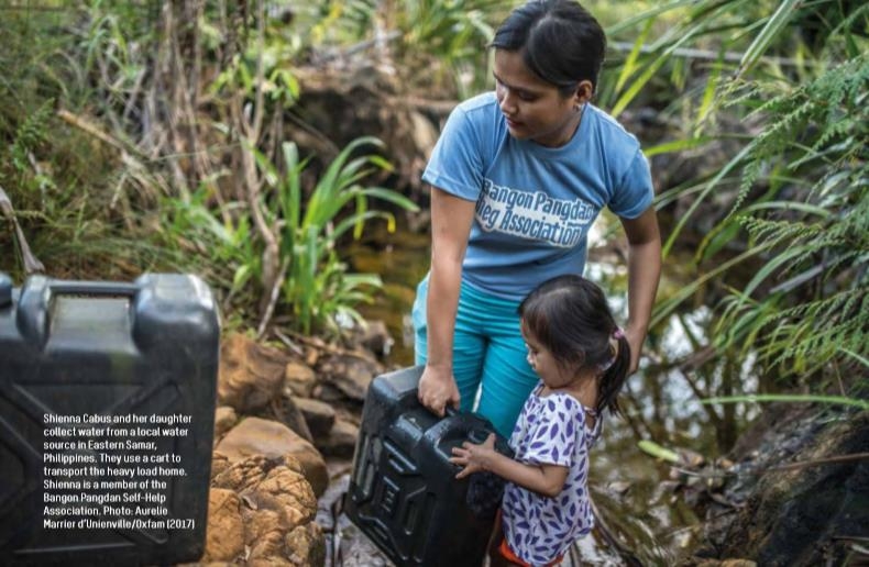 물을 길어 가는 필리핀 여성