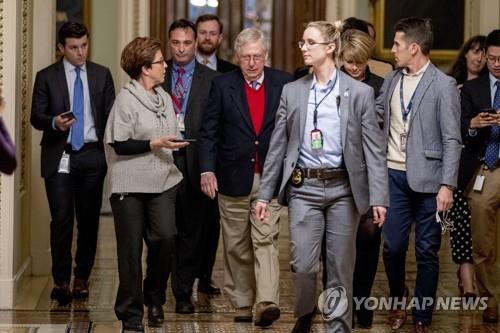 취재진에 둘러싸인 공화당 상원 원내대표