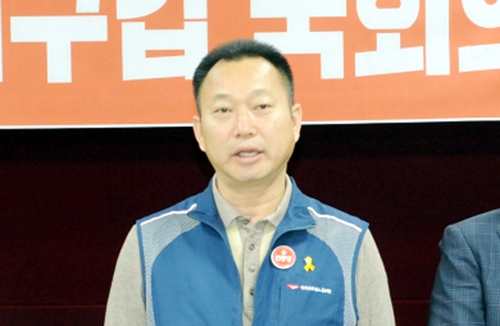 기자회견 하는 김주업 공무원노조 위원장