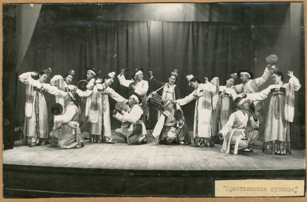 1950년대 고려극장에서 공연한 음악희극 '농민유희'의 한 장면