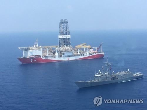 지난해 7월 동지중해서 작업 중인 터키 시추선 파티흐와 터키 해군 함정