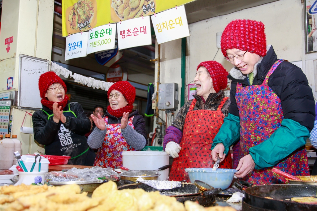 전통시장서 상인과 음식 만드는 김경수 경남지사(오른쪽)