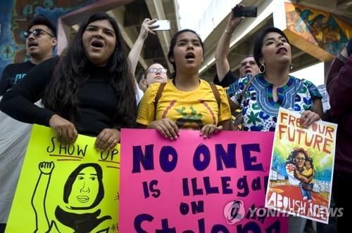 트럼프 대통령의 이민정책에 반대하는 시위 장면