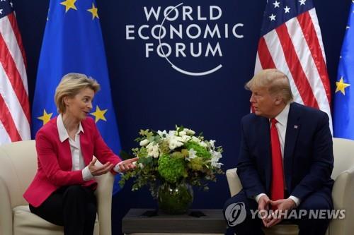 다보스포럼서 만난 우르줄라 폰데어라이엔 EU 집행위원장(왼쪽)과 트럼프 대통령