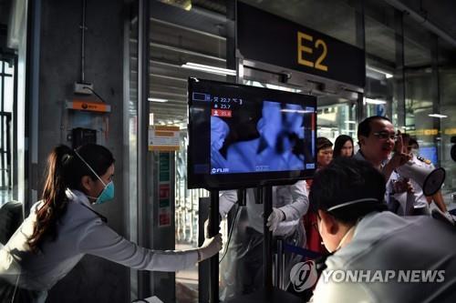 방콕 수완나품 공항에서 입국객들을 대상으로 발열 검사를 진행하는 모습 [AFP=연합뉴스] 