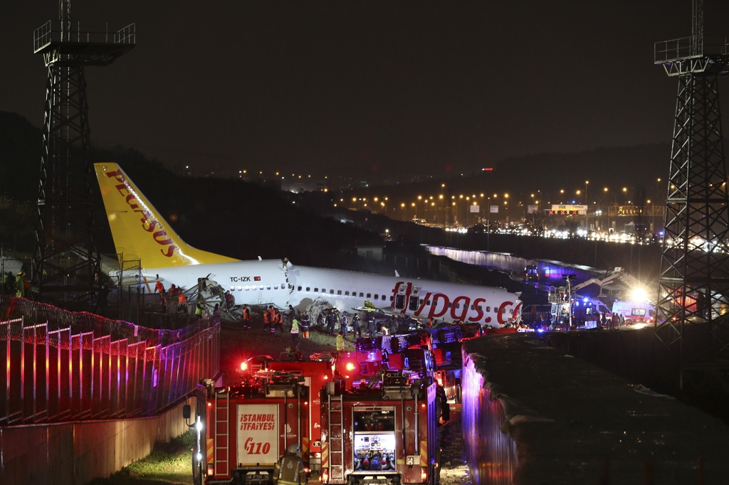 터키 사비하 괵첸 공항서 착륙사고로 부서진 페가수스 항공 여객기