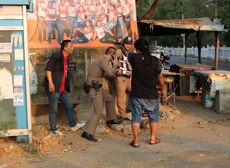 총기를 난사하는 군인과 대치 중인 태국 경찰들