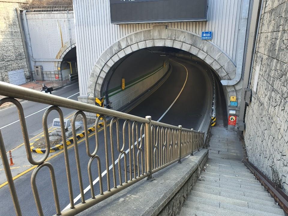 영화 '기생충'에 등장하는 서울 종로구 자하문터널 계단