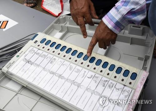 전자 투표기를 점검하는 인도 선관위 직원. [AFP=연합뉴스]