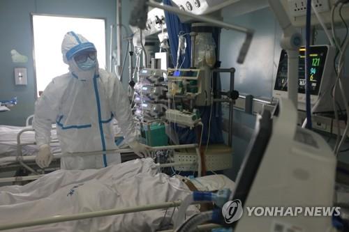 코로나19 환자 돌보는 중국 의료진