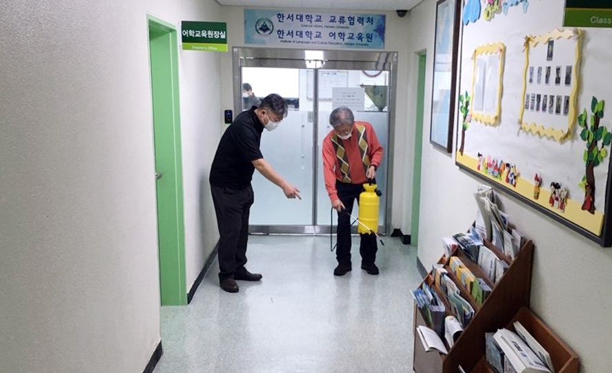 복도 소독하는 한서대 직원들