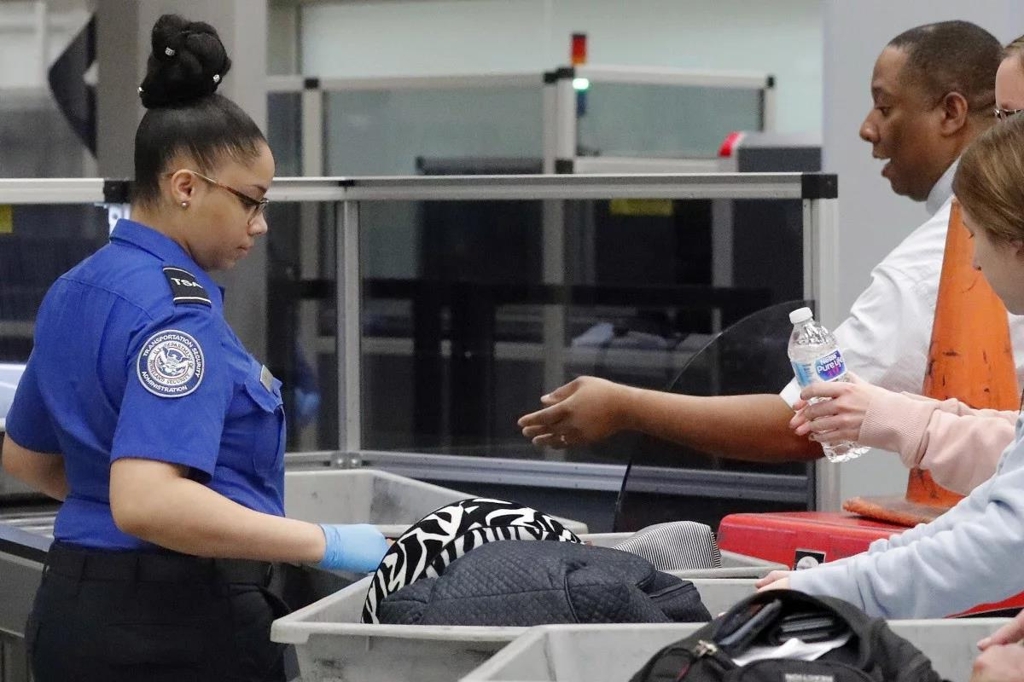 미국 한 공항에서 여행객의 소지품을 검사하는 교통안전청 직원