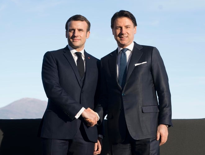 27일(현지시간) 이탈리아 남부 나폴리에서 정상회담을 한 주세페 콘테 이탈리아 총리(오른쪽)와 에마뉘엘 마크롱 프랑스 대통령. 