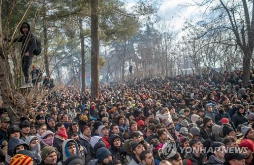 유럽으로 가기 위해 그리스-터키 국경으로 몰려든 난민들