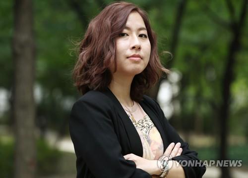 '기타 부기 셔플'로 제5회 수림문학상을 받은 이진 작가. [연합뉴스 자료사진]