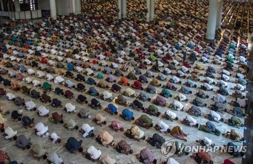 27일 수라바야 모스크에서 열린 금요 합동 예배