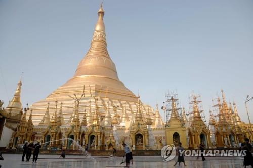 미얀마 성지인 쉐다곤 탑 주변을 관계자들이 청소하는 모습. 2020.3.26