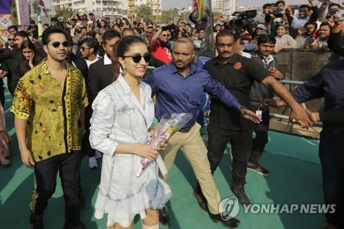 1월 11일 인도 아메다바드에서 영화 홍보에 나선 발리우드 배우 바룬 다완(왼쪽 선글라스)과 슈라다 카푸르(흰옷 선글라스) [AP=연합뉴스]