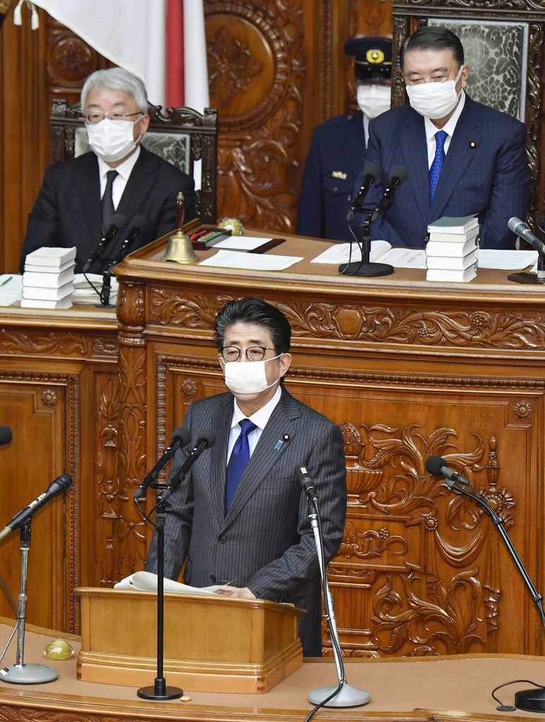 (도쿄 교도=연합뉴스) 2일 오후 열린 중의원 본회의에서 마스크를 쓴 채 답변하는 아베 신조 총리.
