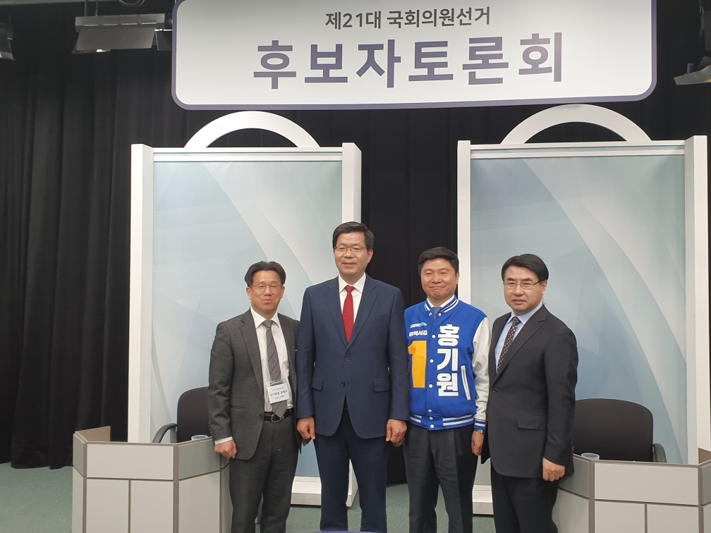 방송 토론회에 출연한 민주당 홍기원(왼쪽 세번째), 통합당 공재광(왼쪽 두번째) 후