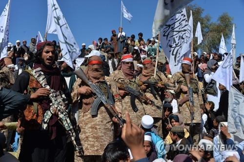 지난달 2일 미국과의 평화 합의를 축하하는 아프간 탈레반. [AFP=연합뉴스]