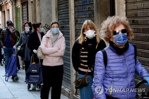 코로나19 감염으로 인한 사망자가 가장 많이 나온 이탈리아의 베니스 한 수산물 시장에 고객들이 마스크를 쓴 채 줄 서 있다. [로이터=연합뉴스 자료사진]