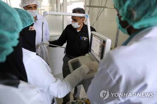 지난 8일(현지시간) 예멘 수도 사나에서 간호사들이 코로나19에 대비한 인공호흡기 사용법을 훈련받고 있다.[로이터=연합뉴스]