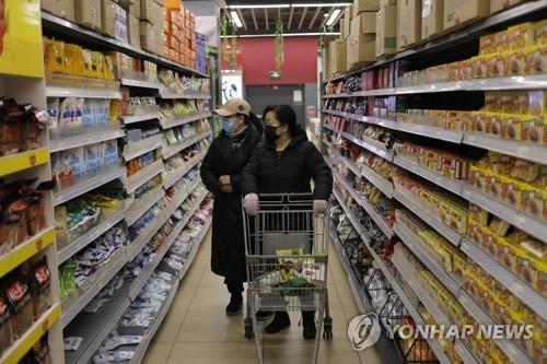 중국 베이징 슈퍼마켓에서 장 보는 시민들