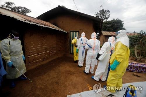 지난해 10월 민주콩고에서 에볼라 환자 집을 소독하는 장면
