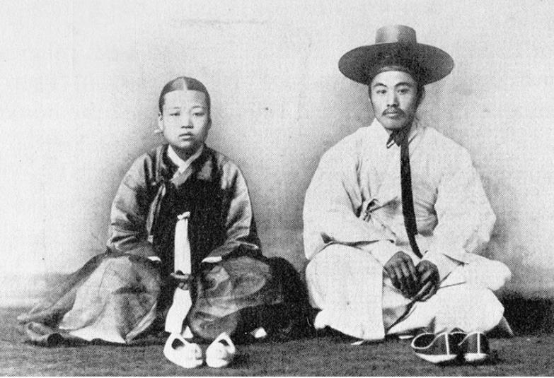 박에스더(왼쪽)와 박여선이 1893년 결혼식 때 찍은 기념사진. [이화여대의료원 제공]