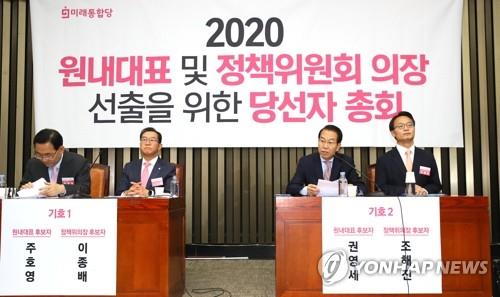 통합당 권영세 원내대표 후보 인사말 (서울=연합뉴스) 진성철 기자 = 제21대 국회 미래통합당 첫 원내대표에 출마한 권영세 후보(오른쪽 두 번째)가 8일 국회에서 열린 2020년 원내대표 및 정책위의장 선출을 위한 합동토론회에서 인사말하고 있다. 2020.5.8 zjin@yna.co.kr(끝)