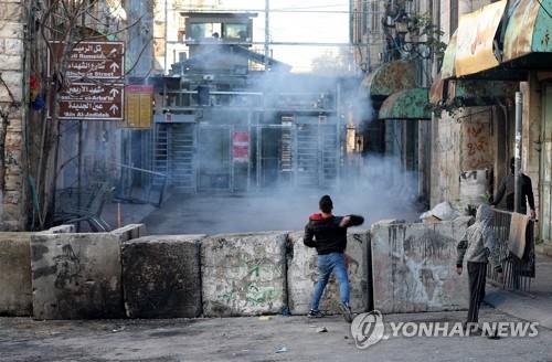 지난 2월 5일(현지시간) 요르단강 서안의 도시 헤브론 인근에서 팔레스타인 시위대가 이스라엘군과 대치하며 돌을 던지고 있다.[EPA=연합뉴스] 