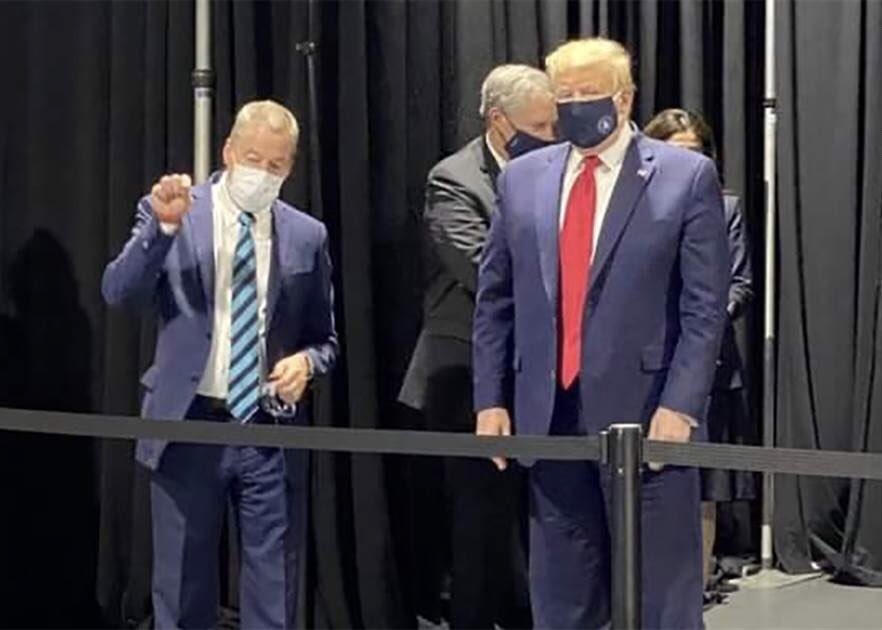 21일(현지시간) 포드 자동차 공장 방문 중 마스크를 착용한 도널드 트럼프 미국 대통령. 한 정통한 관계자는 이 사진이 진짜라고 확인했다고 미 NBC방송이 보도했다. [출처: 미 NBC 방송. 재판매 및 DB 금지]