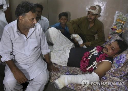 파키스탄 추락기 '기적의 생존자' 무함마드 주바이르