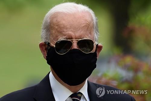 마스크 쓴 채 현충일 행사 나온 바이든 전 부통령