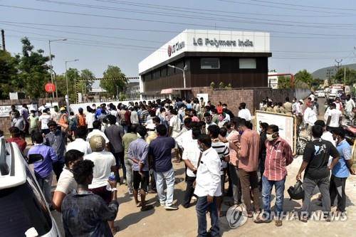 7일 가스 누출 사고가 발생한 인도 남부 비사카파트남의 LG폴리머스인디아 공장 앞에 주민들이 모여 있다. [AP=연합뉴스]