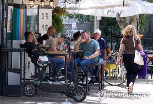 27일(현지시간) 이스라엘의 지중해 도시 텔아비브에서 문을 연 커피숍[AFP=연합뉴스]