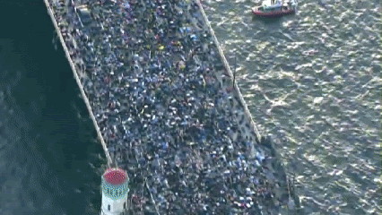다리 위 수천 명의 시위자들이 조지 플로이드를 위해 손을 뒤로 하고 땅에 누워 있다.(영상출처/로이터)