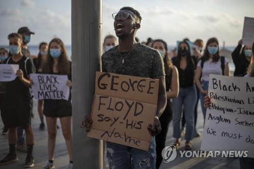 2일(현지시간) 이스라엘의 지중해 도시 텔아비브에서 열린 미국 흑인 사망 규탄집회.[AP=연합뉴스]