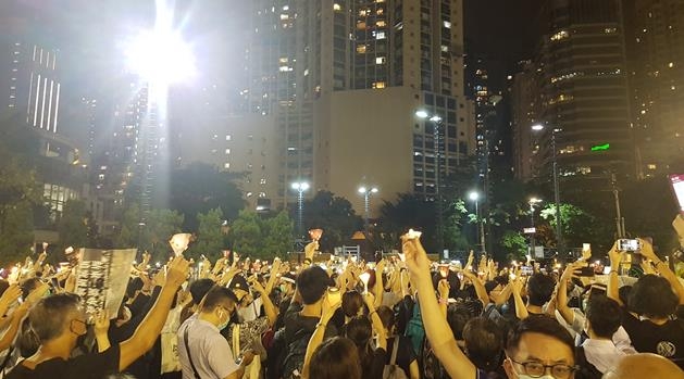 홍콩 빅토리아 공원에 모여 톈안먼 시위 희생자 추모집회를 하는 홍콩 시민들