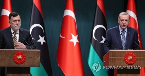 에르도안(우) 터키 대통령과 알사라즈 리비아통합정부 총리