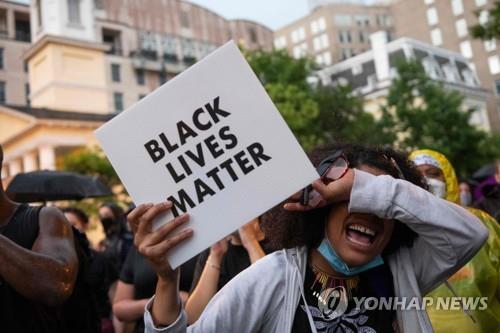 미국 백악관 인근에서 5일(현지시간) 열린 인종차별 항의시위에서 한 흑인 여성이 '흑인의 생명도 중요하다'고 적힌 피켓을 든 채 울부짖고 있는 모습. [AFP=연합뉴스]