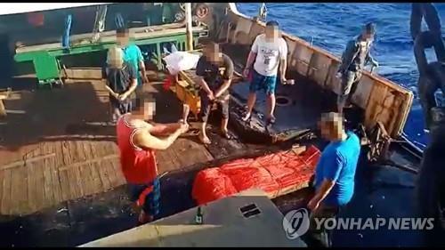 환경운동연합이 공개한 중국 어선의 인니인 선원 시신 수장 모습